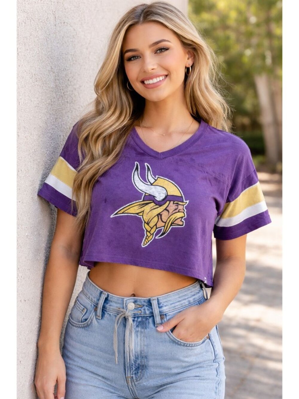 Women's Minnesota Vikings '47 Double Header Scout Cropped V-Neck T-Shirt. Size L